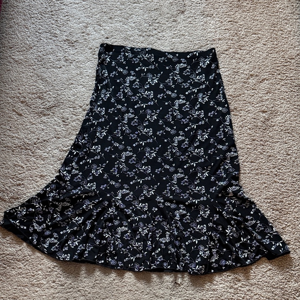 Black and White Floral Flowing Midi Skirt by Dress Barn. Size Petite Large